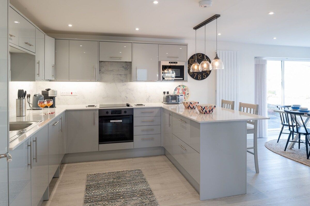 Fully equipped kitchen with electric hob, oven, dishwasher and breakfast bar, self-catering holiday bungalow 50m from the beach in Rhosneigr, Anglesey