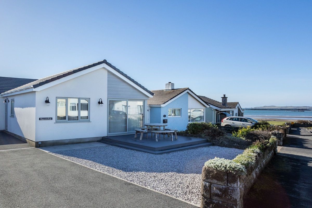 Morawelon, single-storey pet-friendly beachside holiday bungalow just 50 metres from the beach in Rhosneigr, Anglesey