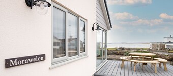 Morawelon : Renovated 3‑Bed Bungalow 100m from Rhosneigr Beach | Managed by Anglesey Holiday Letting
