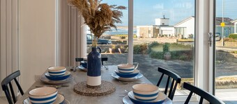 Morawelon : Renovated 3‑Bed Bungalow 100m from Rhosneigr Beach | Managed by Anglesey Holiday Letting