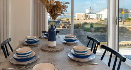 Morawelon : Renovated 3‑Bed Bungalow 100m from Rhosneigr Beach | Managed by Anglesey Holiday Letting