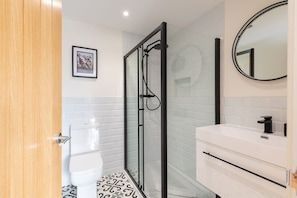 En-suite shower room with walk-in shower, toilet and sink serving the master bedroom, holiday bungalow 50m from the beach in Rhosneigr, Anglesey - Morawelon: 100m from the beach in Rhosneigr (Rhosneigr)