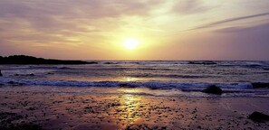 Golden sunset over Rhosneigr beach, Anglesey, watched from the decked terrace of beachside holiday bungalow Morawelon - Morawelon: 100m from the beach in Rhosneigr (Rhosneigr)
