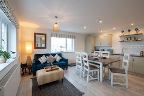 Interior - Kittiwake Cottage : Stylish 2‑Bed Pet-Friendly Cottage in Rhosneigr | Managed by Anglesey Holiday Le (Rhosneigr)