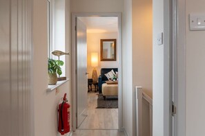 Kittiwake Cottage, upside-down pet-friendly holiday cottage with two en-suites and EV charging in the heart of Rhosneigr, Anglesey