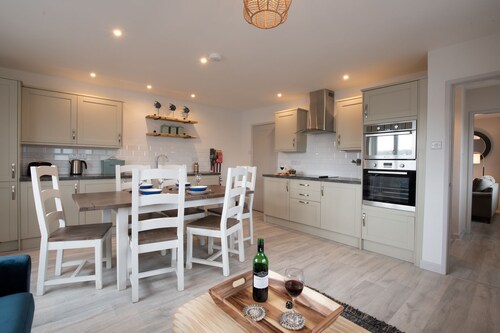 Kittiwake Cottage : Stylish 2‑Bed Pet-Friendly Cottage in Rhosneigr | Managed by Anglesey Holiday Le