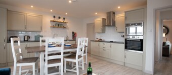 Kittiwake Cottage : Stylish 2‑Bed Pet-Friendly Cottage in Rhosneigr | Managed by Anglesey Holiday Le