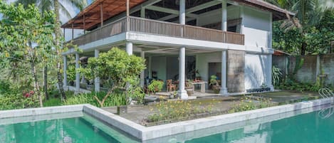 Una piscina al aire libre