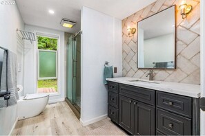 Badewanne, Haartrockner, Handtücher, Seife