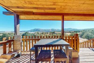 Beautiful mountain-view cabin with covered deck, grill, fireplace & washer/dryer