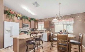 Fridge, microwave, oven, stovetop - Pet-Friendly and Family-Friendly (Casa Grande)