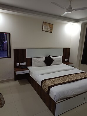 Premium bedding, individually furnished, desk, free WiFi - Dalton Hotels (New Delhi)