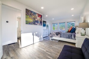 3 bedrooms, iron/ironing board, internet, bed sheets