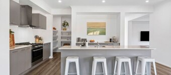 City & Surf Getaway - Luxe, Spacious, Sleeps 12