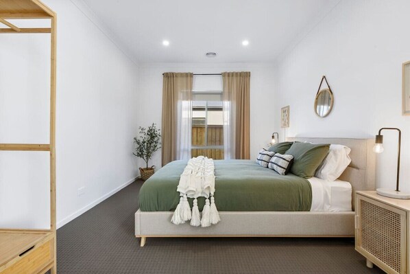 5 chambres, bureau, fer et planche à repasser, lit parapluie