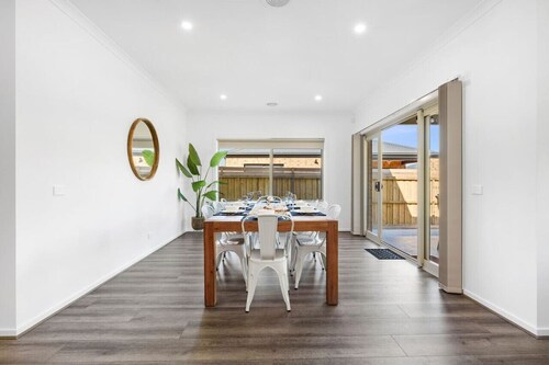 City & Surf Getaway - Luxe, Spacious, Sleeps 12