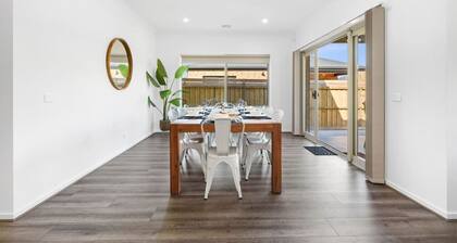 City & Surf Getaway - Luxe, Spacious, Sleeps 12