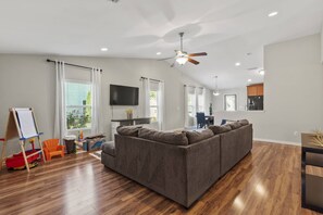 Una televisión, una chimenea, un reproductor de DVD