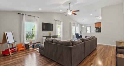 Peaceful Midland Cottage- Family & Pet Friendly, Near Golf, Parks, Nature Trail & Shopping! +15% Off