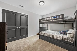 3 bedrooms, desk, iron/ironing board, free WiFi