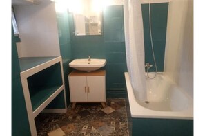 Badewanne, Haartrockner, Toilettenpapier
