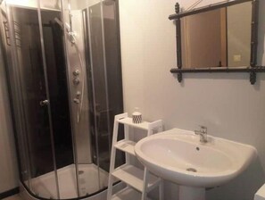 Badekar, hårføner og toalettpapir