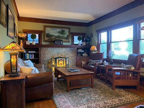 Vintage Vibes & Pickleball Fun - 1910 Fernside Craftsman near Pickleball Court!