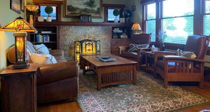 Vintage Vibes & Pickleball Fun - 1910 Fernside Craftsman near Pickleball Court!