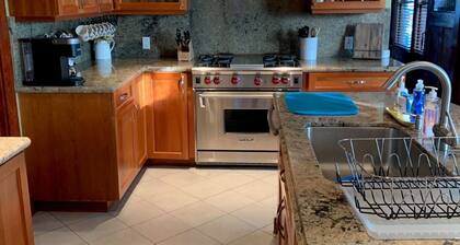 Vintage Vibes & Pickleball Fun - 1910 Fernside Craftsman near Pickleball Court!