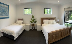 1 habitación, tabla de planchar con plancha y cuna de viaje 