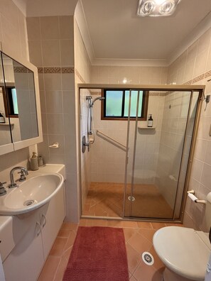 Douche, sèche-cheveux, serviettes fournies, savon