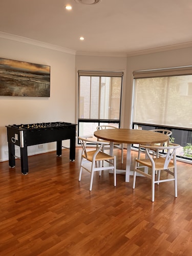 5 min drive from Terrigal Beach. Modern apartment.
