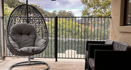 5 min drive from Terrigal Beach. Modern apartment.