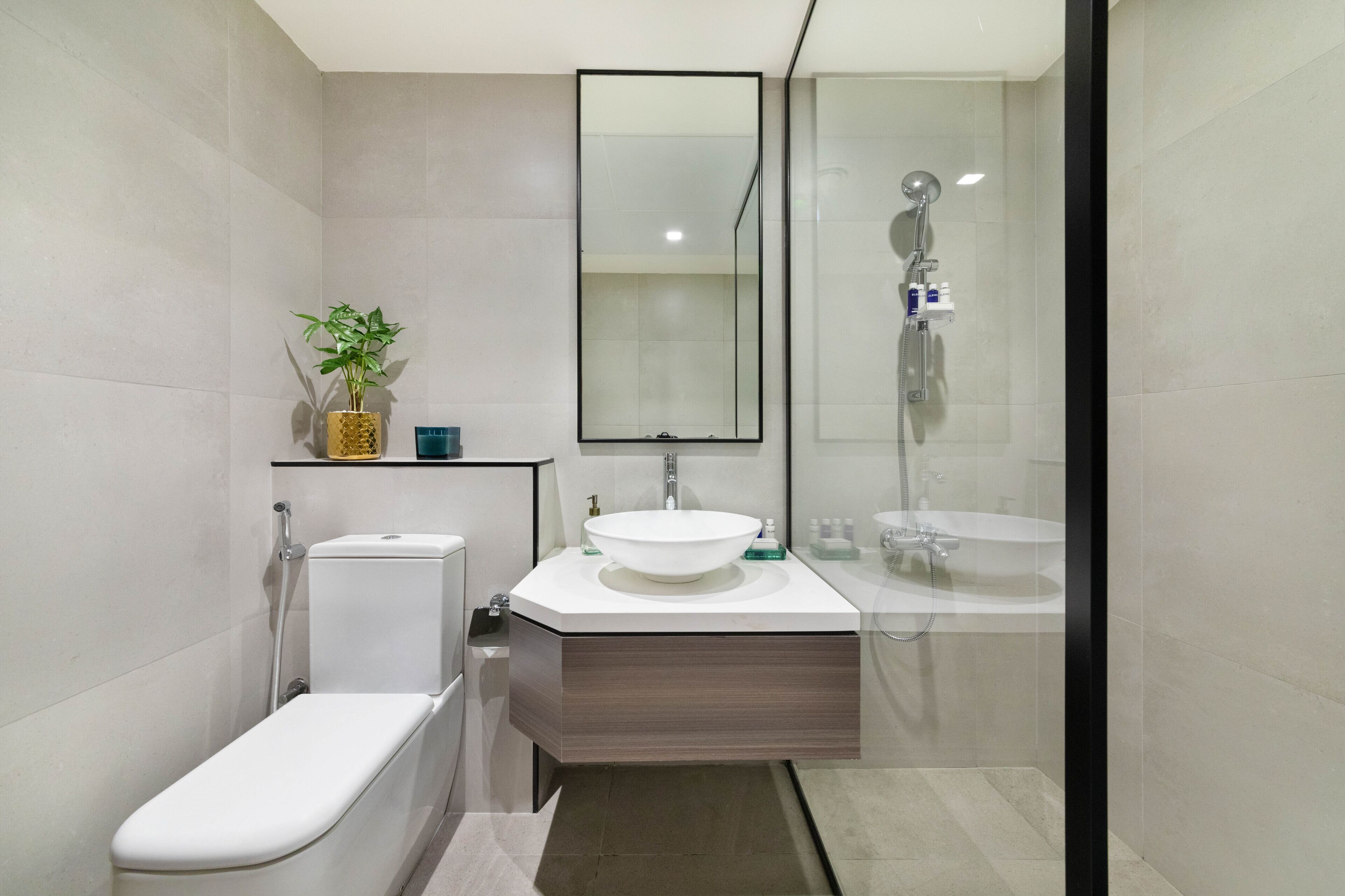 Apartment, 2 Bedrooms | Bathroom | Shower, rainfall showerhead, free toiletries, hair dryer