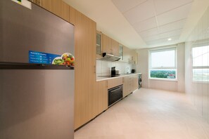 Economy Apartment, 3 Bedrooms | Private kitchen | Fridge, oven, stovetop, coffee/tea maker - Maison Privee - Millennium Executive Tower (Dubai)