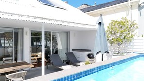 Outdoor dining - Savanna House - Location, Luxury and Lifestyle (Cape Town)