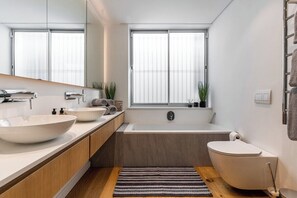 Bathtub, towels - Savanna House - Location, Luxury and Lifestyle (Cape Town)