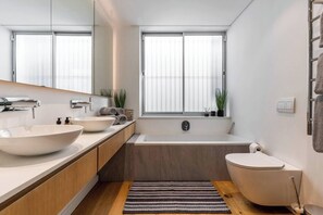 Bathtub, towels