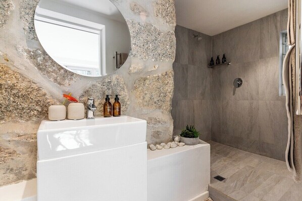 Bathtub, towels - Savanna House - Location, Luxury and Lifestyle (Cape Town)