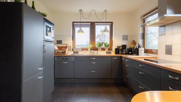 Een koelkast, een microgolfoven, een oven, een kookplaat