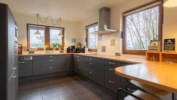 Een koelkast, een microgolfoven, een oven, een kookplaat