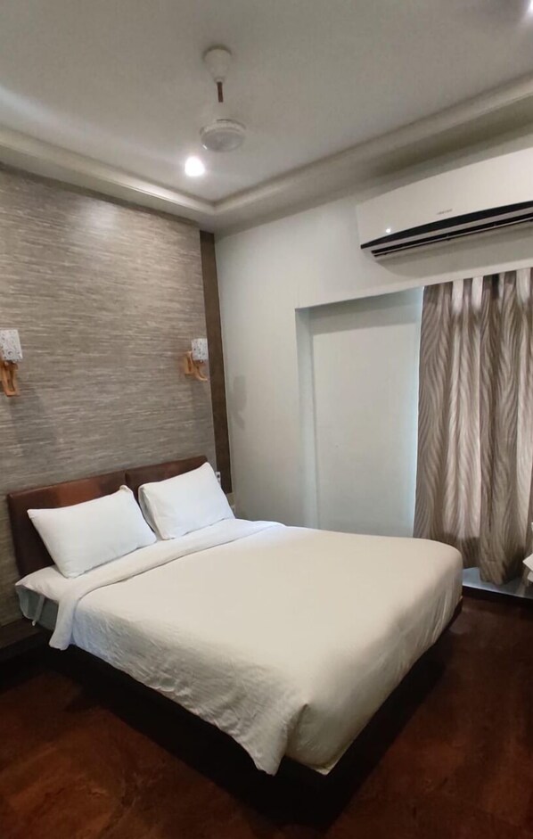 In-room safe, desk, laptop workspace, iron/ironing board