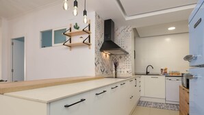 Kaffetrakter/tekoker, kjøleskap, mikrobølgeovn og ovn