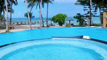 Una piscina al aire libre