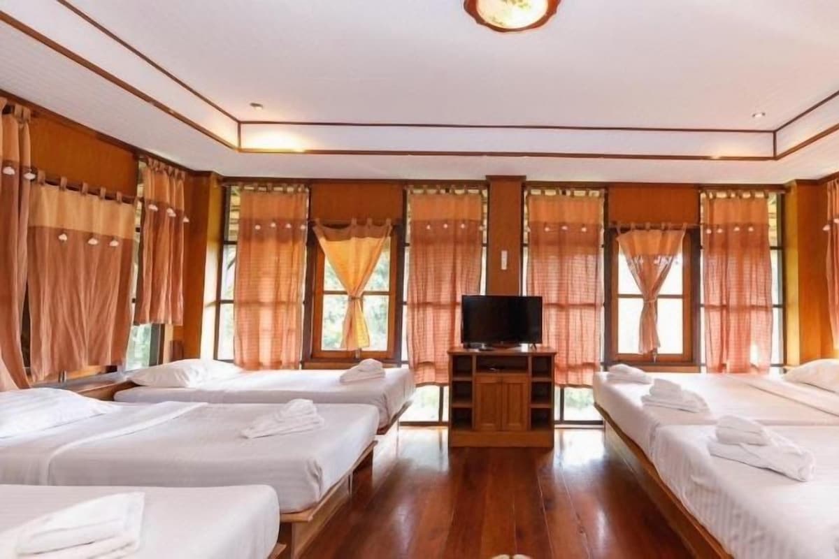 Blackout curtains, soundproofing, free WiFi