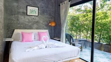 Bungalow Pool View | Blendingsgardiner, lydisolert og wi-fi (inkludert)