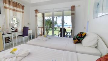 Beachfront Villa with Sea View | Blendingsgardiner, lydisolert og wi-fi (inkludert)