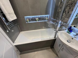 Shower, hair dryer - North Finchley N12 - Stylish 2Bedroom/2Bathroom Pet Friendly Duplex Flat with FREE WIFI (London)