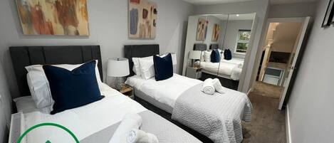 2 室のベッドルーム、アイロン / アイロン台、WiFi (無料)