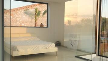 6 slaapkamers, een bureau, een strijkplank/strijkijzer, reisbedje